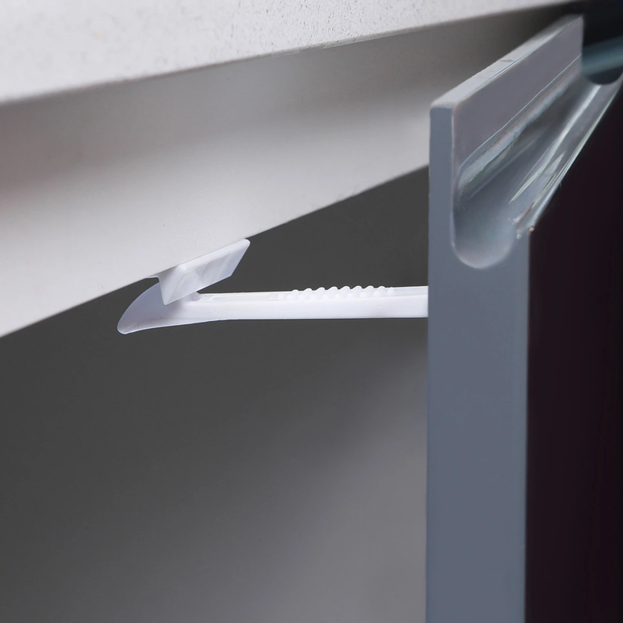 DREAMBABY WHITE PLASTIC ADHESIVE CABINET/DRAWER LATCHES 4 PK 1 DREAMBABY WHITE PLASTIC ADHESIVE CABINET/DRAWER LATCHES 4 PK